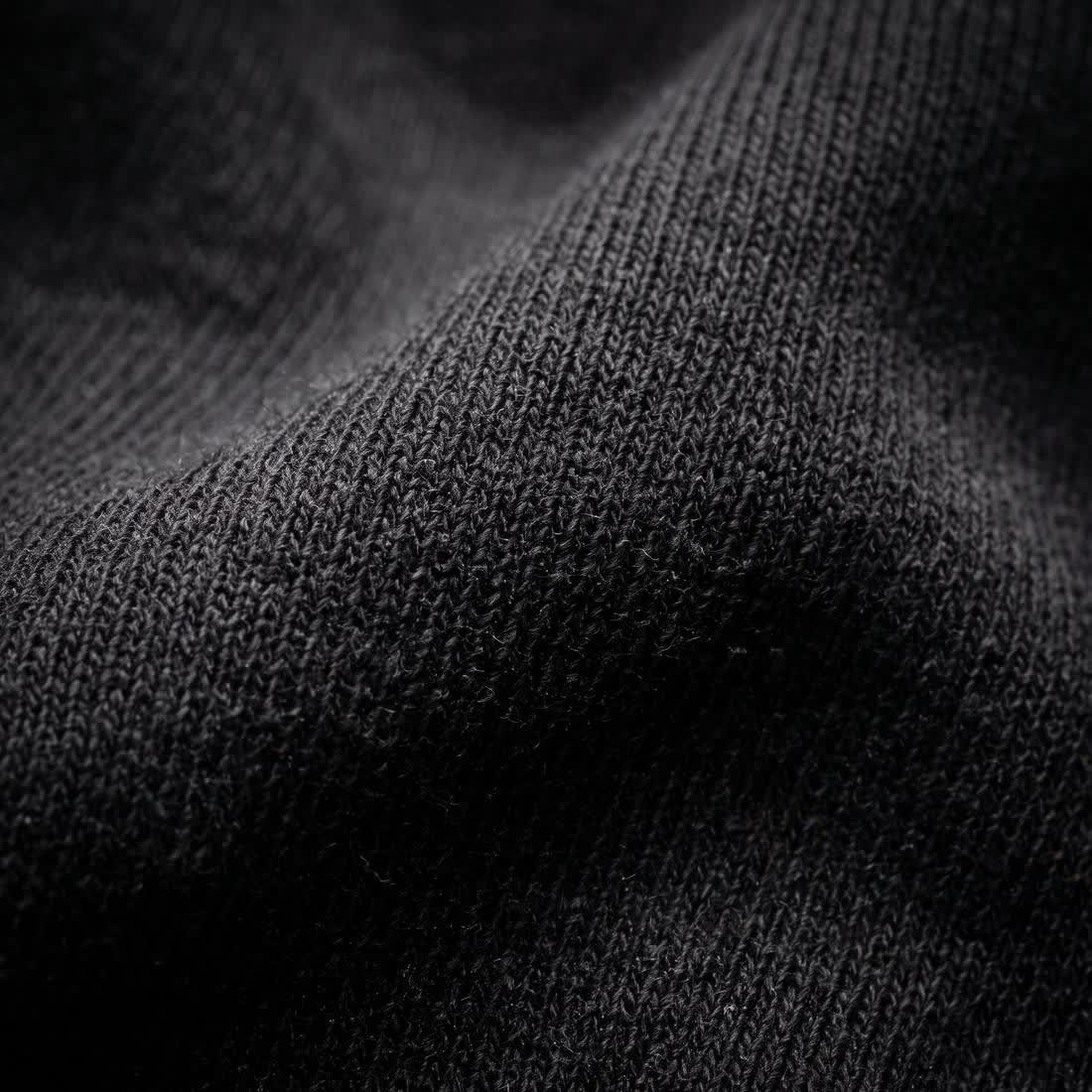 95% high-gauge cotton, 5% elastane. Soft where it touches, firm where it holds.